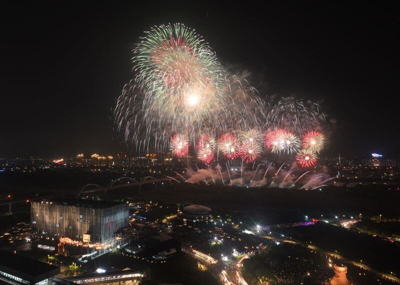 台灣新聞通訊社-新北市美術館開館周年「光有回聲」煙火Ｘ無人機展演