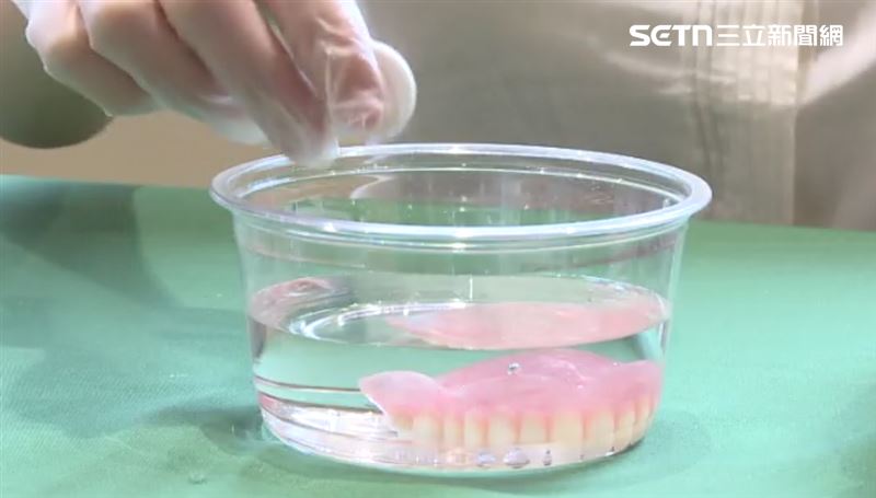 台灣新聞通訊社-清馬桶新招!她丟「1日常小物」滅頑垢兼殺菌:便宜實惠