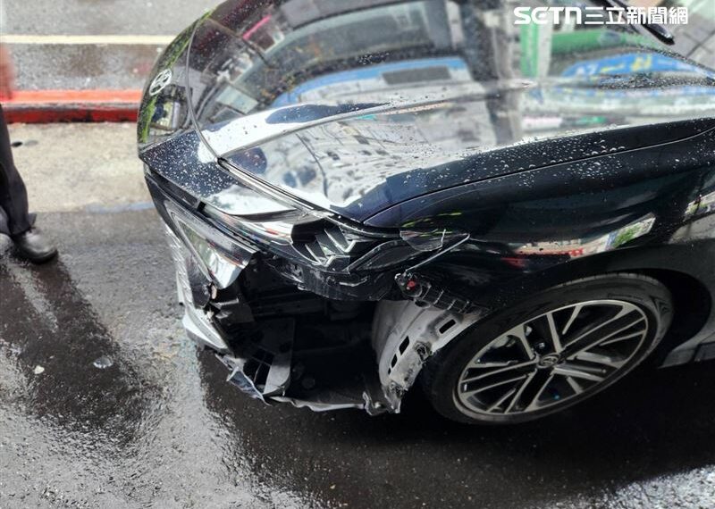 台灣新聞通訊社-駕駛稱誤踩油門!多元計程車突暴衝 連撞5機車騎士噴飛