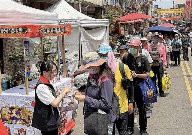 台灣新聞通訊社-媽祖遶境新港現溫情！企業團隊奉茶補給守護信眾　傳遞在地無私互助力量