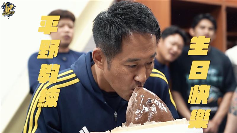 台灣新聞通訊社-中職／全隊集合拿出「魚頭蛋糕」慶生　平野惠一喊話好想要贏球