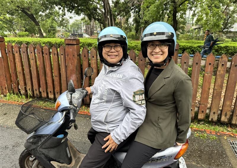 台灣新聞通訊社-雙美在嘉同行！王美惠騎20年老機車雙載「趕行程」　蕭美琴笑曝隨扈反應