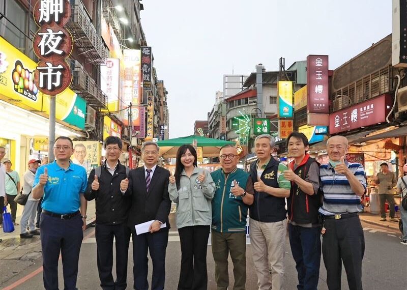 台灣新聞通訊社-邀龔明鑫逛夜市！走訪瞭解補助成果　吳沛憶：希望讓中央聽見攤商聲音