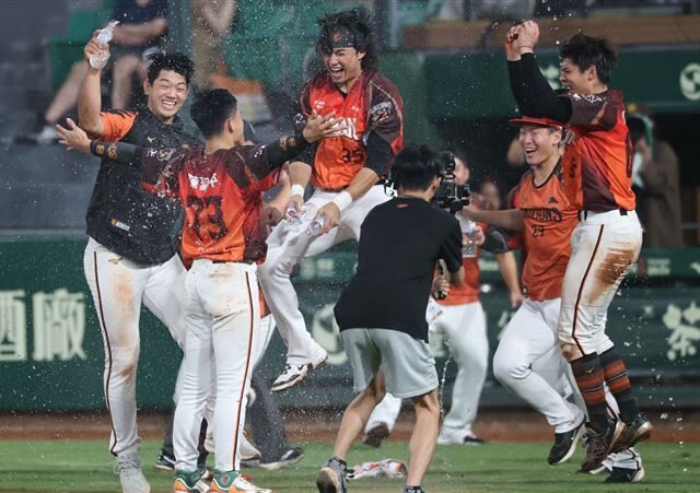台灣新聞通訊社-中職／林岳平一句「加油」就懂了　陳聖平全速衝刺只想送回再見分