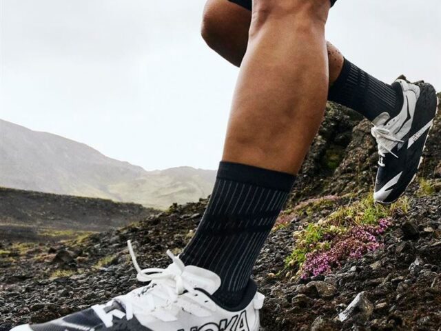 台灣新聞通訊社-赴日狂走腳痛救星？HOKA神級跑鞋4千元值得買嗎？網揭秘：試穿就知道