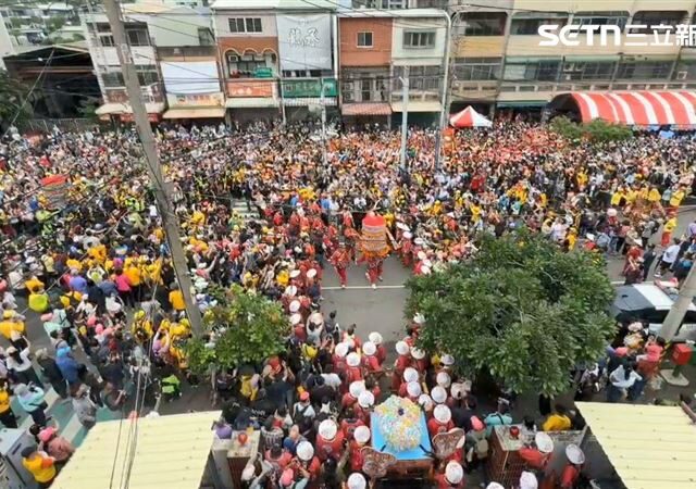 台灣新聞通訊社-大甲媽回鑾奇景！派出所前「三媽世紀同框」…萬人擠爆街頭迎媽祖
