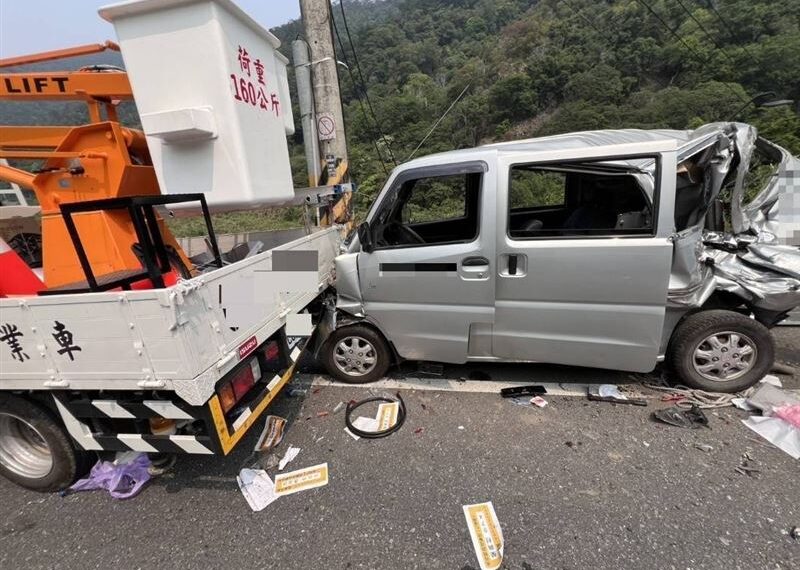 台灣新聞通訊社-台14線修路燈挨撞！仁愛鄉公所廂型車「頭尾變形」慘況曝…4人受困送醫