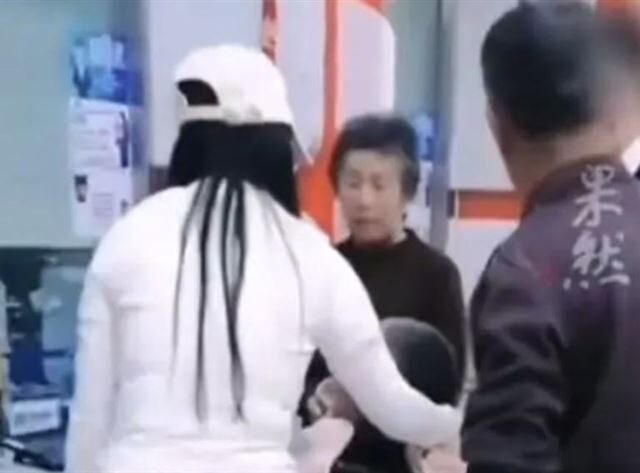 台灣新聞通訊社-推「活死人」領錢遭拒！家屬怒吼：人都快沒氣了　銀行冷處理引爆怒火