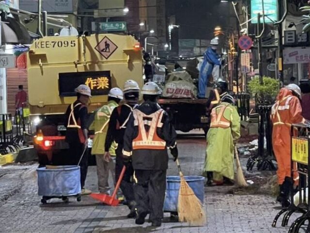 台灣新聞通訊社-大甲媽回鑾鞭炮狂炸！彰化市一夜掃出6公噸垃圾　比去年多700公斤