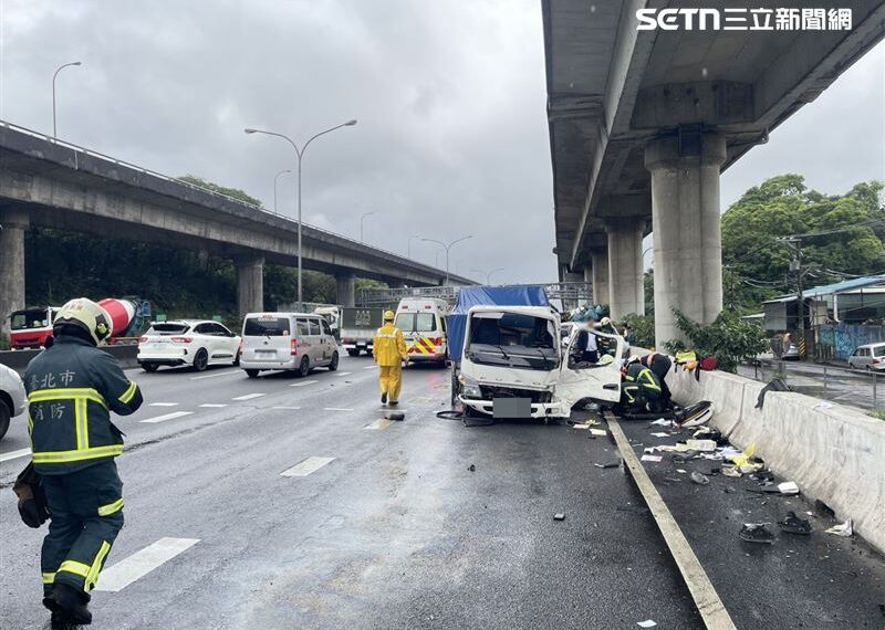 台灣新聞通訊社-水泥車翻覆釀1死!國一東湖段6車連環撞 小貨車鬼切畫面曝光
