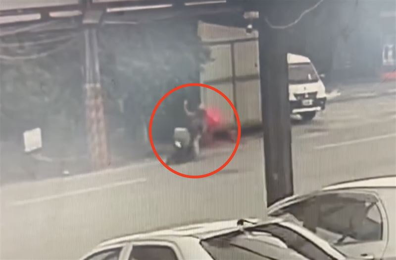 台灣新聞通訊社-外送員遭輾成2截慘死！網疑「比中指」　律師嘆：最倒楣的是水泥車司機
