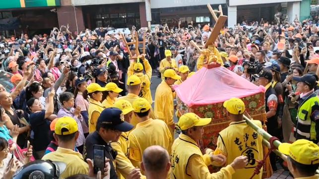 台灣新聞通訊社-45萬人瘋追「粉紅超跑」恐百萬人湧入北港！這2校急喊停課：4/11補課