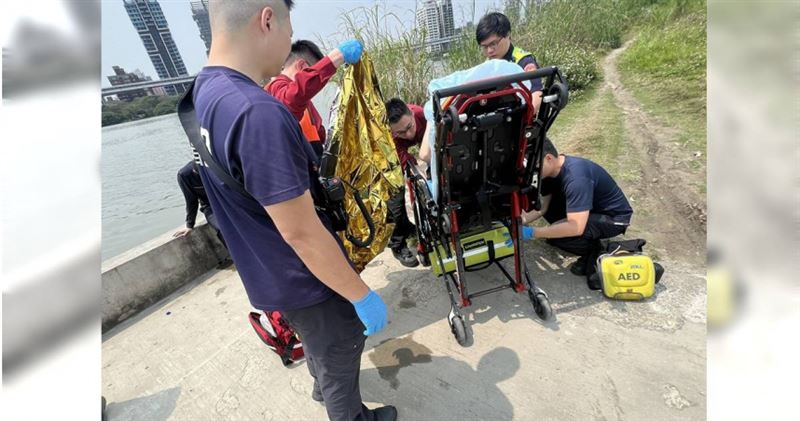 台灣新聞通訊社-萬板大橋驚傳民眾落水！釣客聽呼救聲拋保溫箱　華江勇警下水拉人