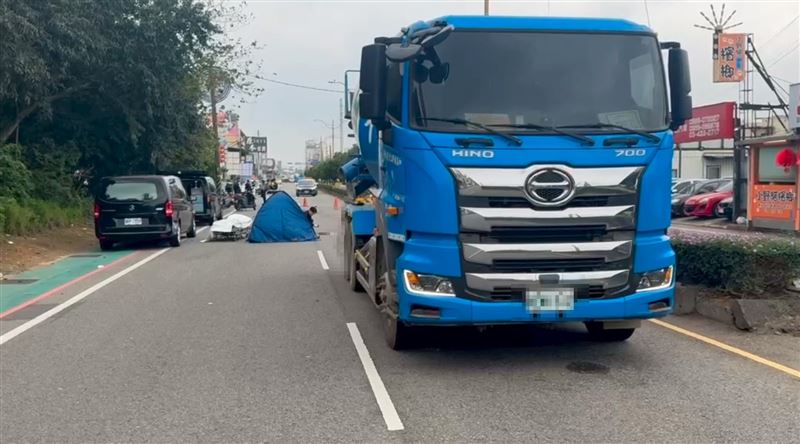 台灣新聞通訊社-外送員「舉右手」自摔！水泥車輾過慘死　士校同學慟：你這玩笑有點大