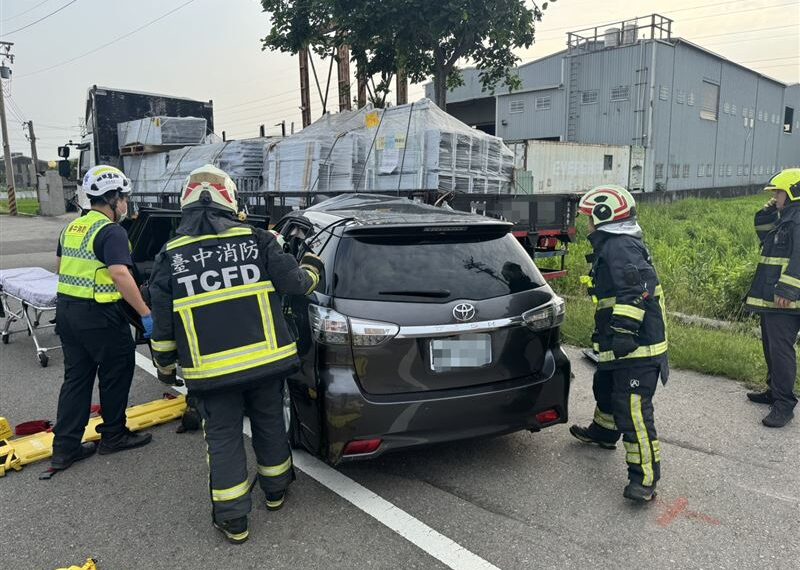 台灣新聞通訊社-快訊／台中嚴重車禍！轎車衝撞大貨車「車頭撞開花」女乘客頭破裂慘死