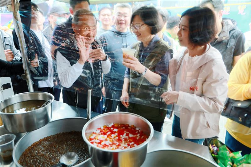 台灣新聞通訊社-蔡英文吃粉圓冰配料曝光！竟自爆「忘記帶錢」　吐一句話吸12萬讚