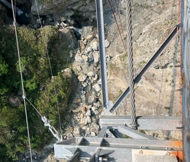 台灣新聞通訊社-南投雙龍瀑布墜橋意外！「40樓高吊橋」墜落慘死…遺體卡2巨石救援困難