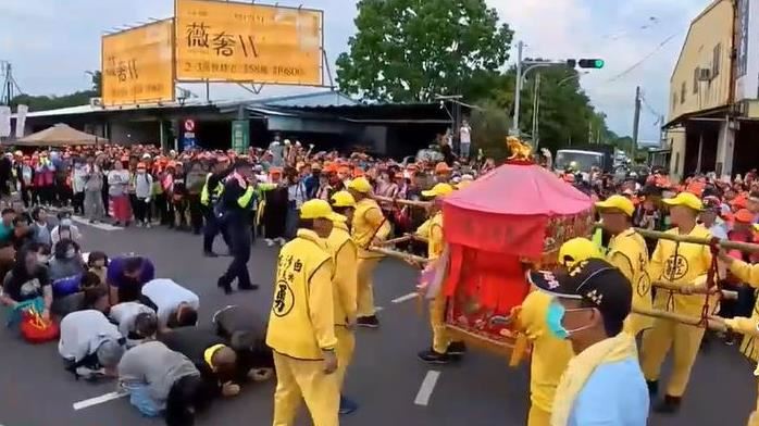 台灣新聞通訊社-快訊／百萬信眾瘋追「粉紅超跑」！北港2校喊停課　縣府急轉彎：不同意