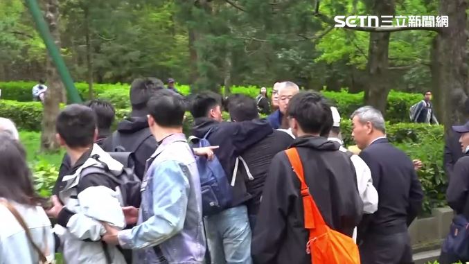 台灣新聞通訊社-聽錯嗎？鄭麗文中山陵謁陵　中國男喊「下架民進黨」下秒慘被架走