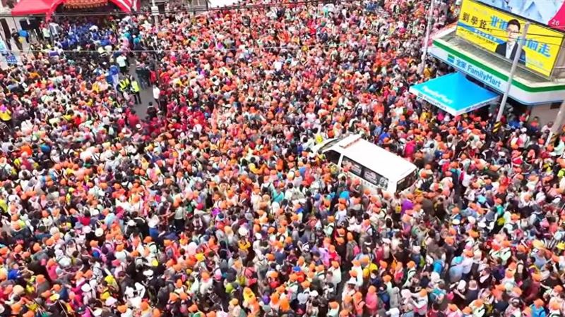 台灣新聞通訊社-媽祖面前起淫念！粉紅超跑駐駕「進香阿伯」翻手機選成人片…萬人看傻眼