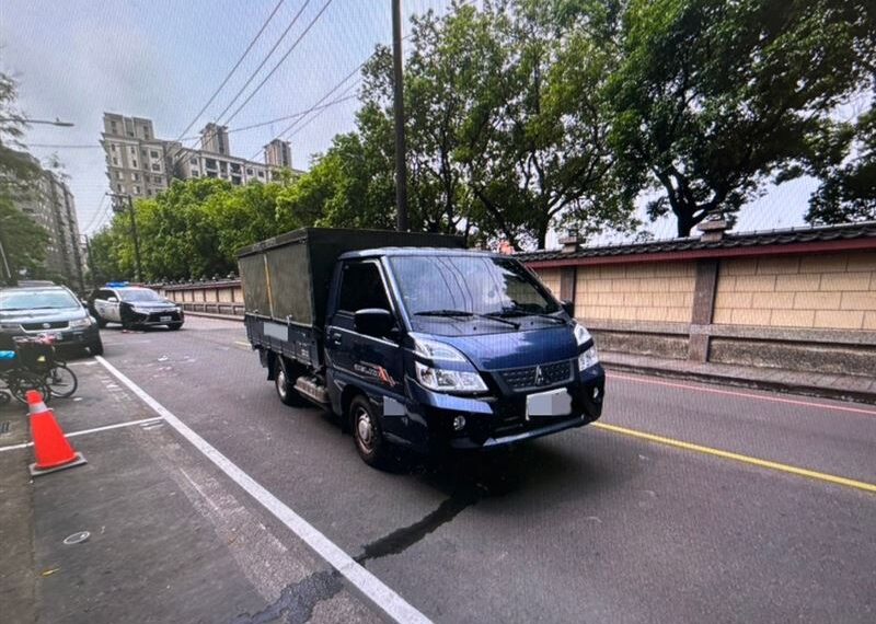 台灣新聞通訊社-快訊／中壢小貨車撞輪椅！移工「推9旬婦」走車道遭撞　2人意識不清送醫
