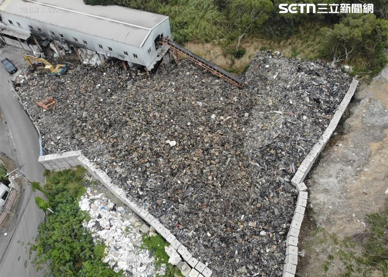 台灣新聞通訊社-驚悚！1500噸廢料堆廠房如垃圾山「崩落恐重壓國道2隊」！主嫌3人求重刑