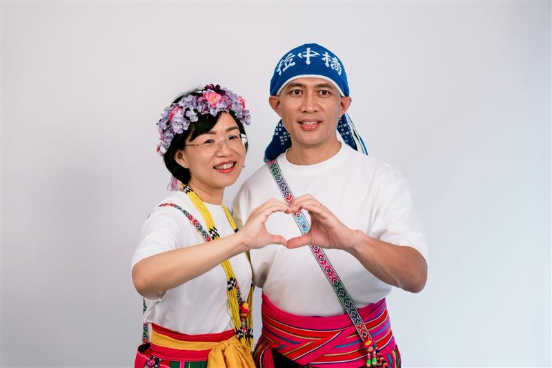 台灣新聞通訊社-新北「最強母雞」帶隊！蘇巧慧合體議員候選人拍定裝照　導演老公也入鏡