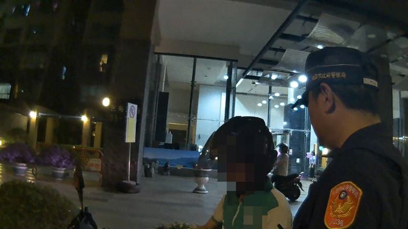 台灣新聞通訊社-外送員情緒失控嗆顧客！他PO影片討拍「警察推人」網一面倒：警察做得好