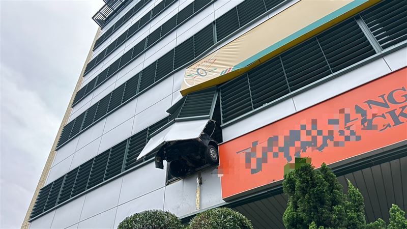 台灣新聞通訊社-快訊／驚險！8旬翁台電大樓停車場開車暴衝　撞破2樓外牆2輪懸空
