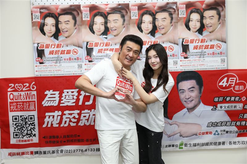 台灣新聞通訊社-「最美星二代」李紫嫣和父親李㼈現身法務部 推廣戒菸就贏!親曝心裡話