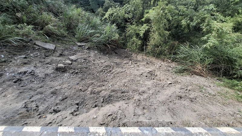 台灣新聞通訊社-月世界變垃圾山！惡父子狂倒233噸臭翻下場曝…陳其邁震怒這麼說