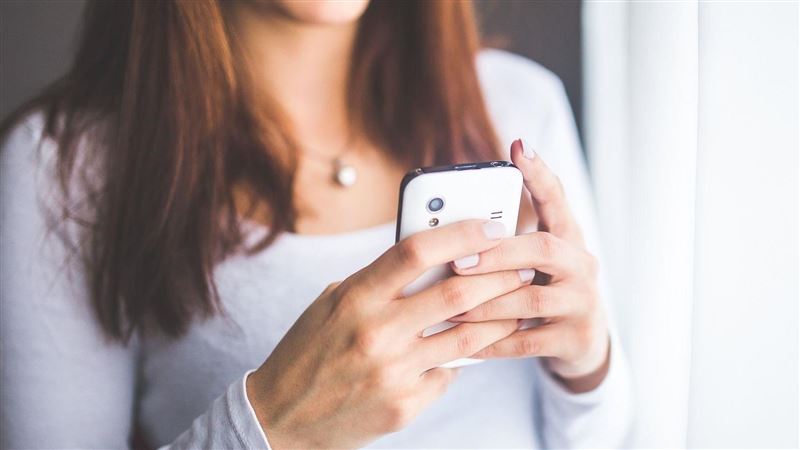 台灣新聞通訊社-低頭族注意！40歲女上班族滑手機獲得「媽媽手」　成大醫靠這招神救援