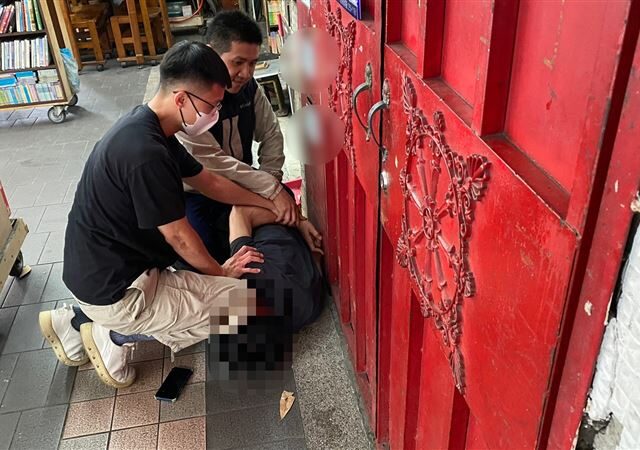 台灣新聞通訊社-抓到了！越籍逃逸移工拒盤查　翻牆闖進新北議會竄逃仍遭逮