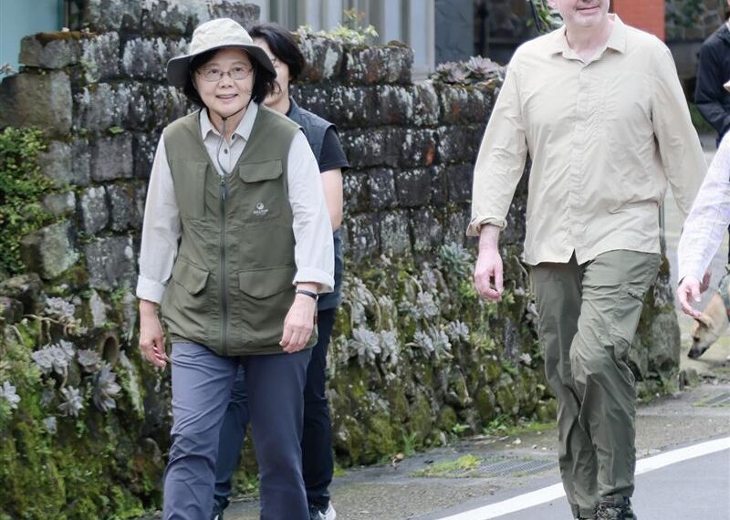 台灣新聞通訊社-揪谷立言爬山！默契同色系穿搭曝光　蔡英文：台美是攀登山頂的堅實夥伴