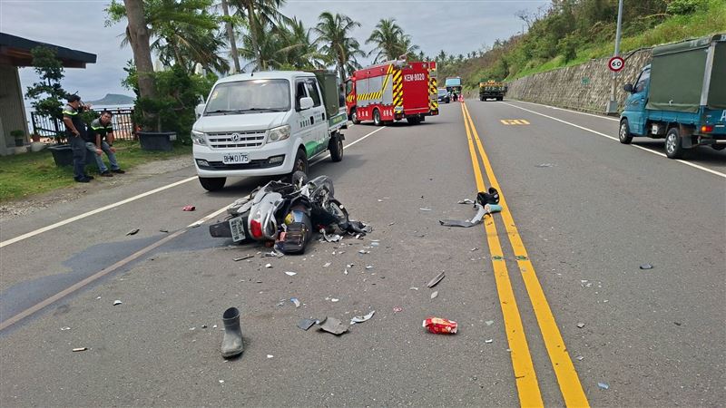 台灣新聞通訊社-台東死亡車禍!小貨車「黃線迴轉」騎士煞不住慘死 摩托車…車頭不見