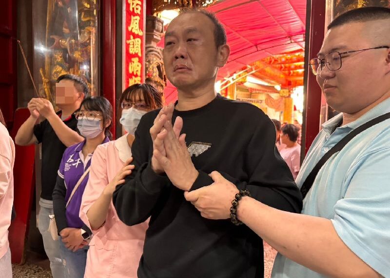 台灣新聞通訊社-男中風進香路難行　勤復健走進白沙屯拱天宮圓夢