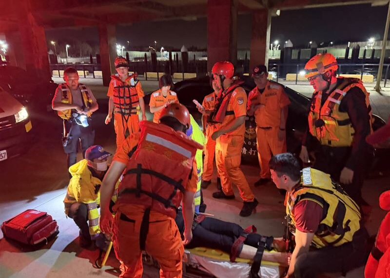 台灣新聞通訊社-港監系統鷹眼立大功！竹圍海巡奮勇躍海救命