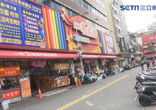 台灣新聞通訊社-台中一中商圈人孔蓋「白煙竄出」嚇壞路人　北區5239戶停電台電曝原因