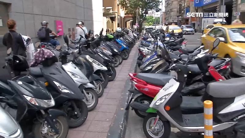 台灣新聞通訊社-雙北停車新制上路!重機停機車格收費標準曝光 「1動作」符條件恐罰