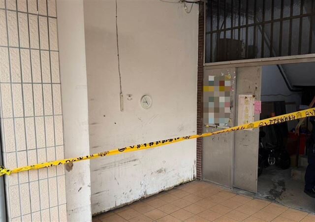 台灣新聞通訊社-板橋公寓飄異味！警破門見男陳屍臥室、遺體發黑腐爛　失智母伴屍多日