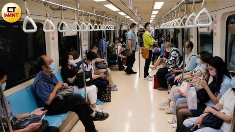 台灣新聞通訊社-搭北捷跟陌生男對眼！女子靠「脆」找到人　5天內約會見面牽手了