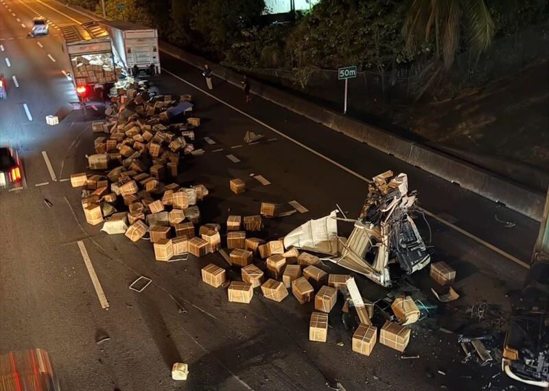 台灣新聞通訊社-快訊／國1嚴重事故！聯結車「身首分離」包裹車道灑一地　駕駛受困搶救