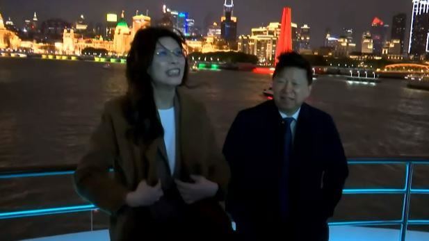 台灣新聞通訊社-夜遊黃浦江　鄭麗文與宋濤「燦笑合影」下秒頭髮被吹亂！尷尬畫面曝