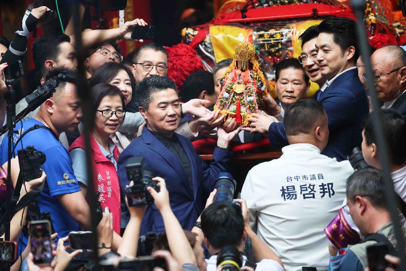 台灣新聞通訊社-大甲媽祖乘新轎起駕　外國人也來瘋媽祖