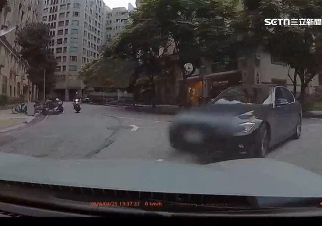 台灣新聞通訊社-獨家／寶馬切西瓜逆向撞！百萬跑車「掉下巴」　車主心碎：才剛買