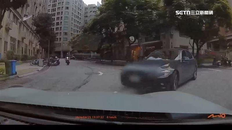 台灣新聞通訊社-獨家／寶馬切西瓜逆向撞！百萬跑車「掉下巴」　車主心碎：才剛買