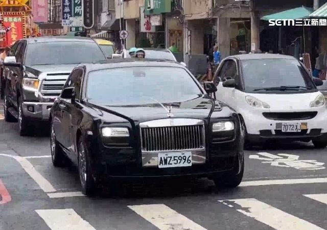 台灣新聞通訊社-讓媽祖「水水繞境」！戴鑽石耳環、拎愛馬仕包　千萬勞斯萊斯開路
