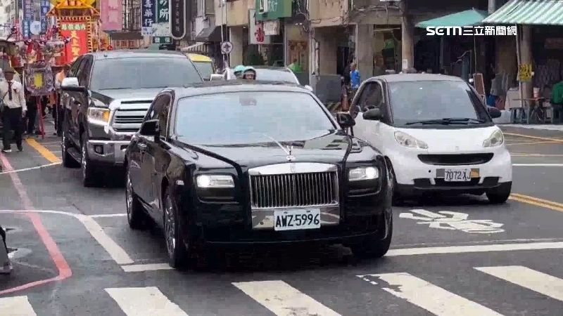 台灣新聞通訊社-讓媽祖「水水繞境」！戴鑽石耳環、拎愛馬仕包　千萬勞斯萊斯開路