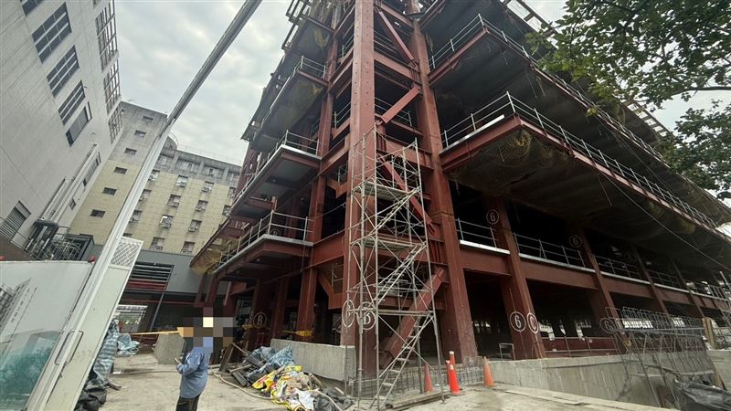 台灣新聞通訊社-衛福部台北醫院新建工程工安意外！35歲工人5樓墜落地面慘死