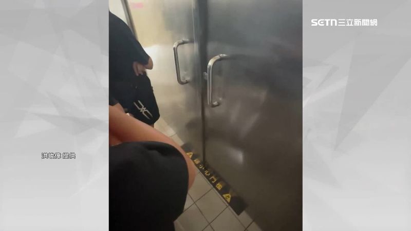 台灣新聞通訊社-搶買限量戰鬥陀螺！玩家衝百貨「爬樓梯」　逃生門沒開糗了